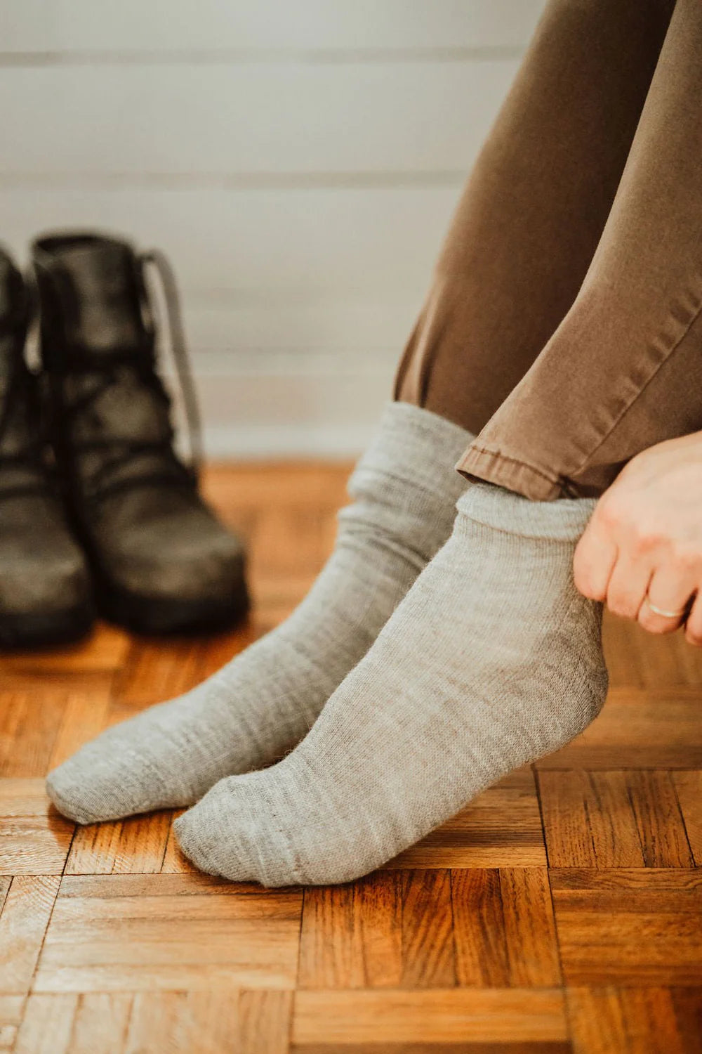 GREY ALPACA SOCKS: SMALL