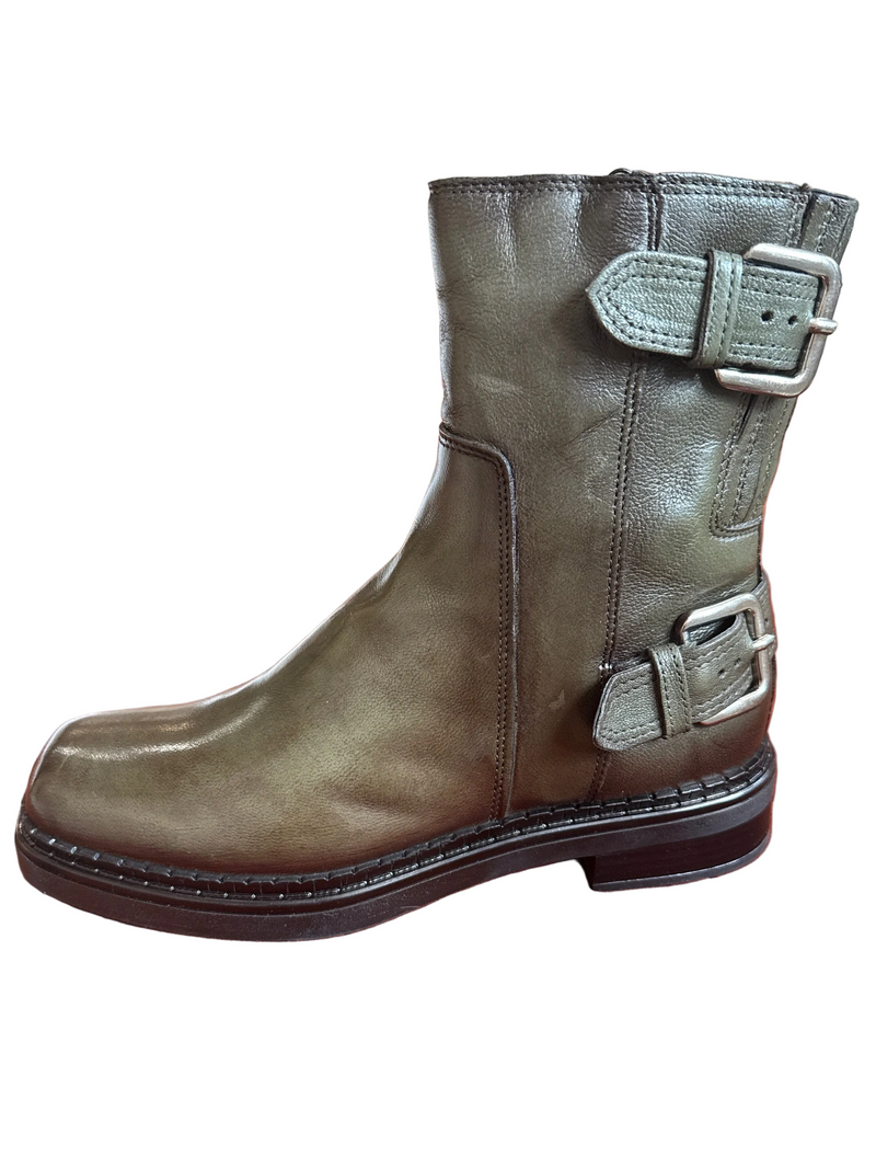 Edgy and effortlessly cool moto-inspired ankle boot in polished black leather with a subtly squared toe featuring buckle strap detailing and a convenient inside zipper
Color: green


Leather upper / textile lining / rubber outsole

Made in Italy

Zip closure

 
