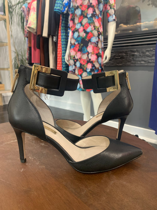 Pump with ankle strap and decorative Buckle